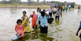 Wasting from Godavari river: | गोदावरी नदीतून काढत आहे वाट : Wasting from Godavari river: | गोदावरी नदीतून काढत आहे वाट :