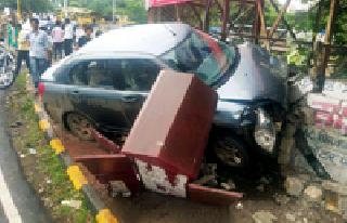 The car hit the motorcycle | भरधाव कारची मोटरसायकलला धडक The car hit the motorcycle | भरधाव कारची मोटरसायकलला धडक