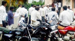 पीक विम्यासाठी गर्दी...