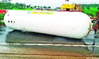 Traffic jam on the highway after the gas tanker overturned | महामार्गावर गॅस टॅँकर उलटल्याने वाहतूक ठप्प Traffic jam on the highway after the gas tanker overturned | महामार्गावर गॅस टॅँकर उलटल्याने वाहतूक ठप्प