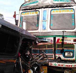 Truck on Latur - Nanded highway - 10 killed in cruiser crash | लातूर - नांदेड महामार्गावर ट्रक - क्रूझरच्या अपघातात १० ठार