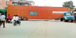 There was a container in the store. | भररस्त्यात कंटेनर झाला आडवा...