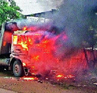 Angry dumper fueled by angry mob | संतप्त जमावाने पेटवला डंपर