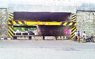 Depending on the way of repression, the police administration cut the tunnels | दडपशाहीचा मार्ग अवलंबून पोलीस प्रशासनाने बोगदा बंद
