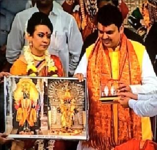 The Chief Minister made a dream about Mahatmaji of Vitthal | मुख्यमंत्र्यांनी सपत्नीक केली विठ्ठलाची महापूजा