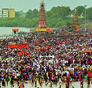 A devotee killed and several injured in stampede at Pandharpur | पंढरपूरमध्ये चेंगराचेंगरीत एक भाविक ठार, अनेक जण जखमी