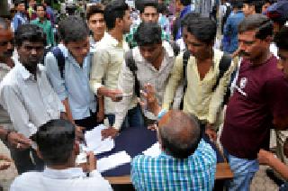 Unauthorized school filled in traffic branch | वाहतूक शाखेत भरली विनापरवानाधारकांची शाळा Unauthorized school filled in traffic branch | वाहतूक शाखेत भरली विनापरवानाधारकांची शाळा