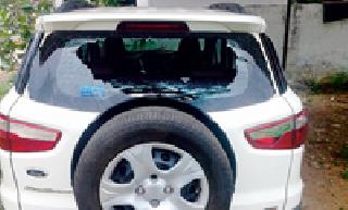 Rajura Traders Association president chopped the car | राजुरा व्यापारी संघटनेच्या अध्यक्षाची गाडी तोडली Rajura Traders Association president chopped the car | राजुरा व्यापारी संघटनेच्या अध्यक्षाची गाडी तोडली