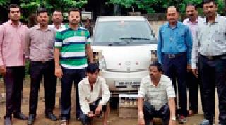 Nano car with seized liquor stock | नॅनो कारसह देशी दारूचा साठा जप्त Nano car with seized liquor stock | नॅनो कारसह देशी दारूचा साठा जप्त
