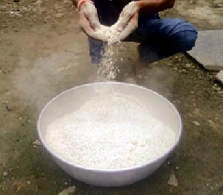 Cement mixed rice to the villagers | गावकऱ्यांना सिमेंट मिश्रित तांदूळ Cement mixed rice to the villagers | गावकऱ्यांना सिमेंट मिश्रित तांदूळ