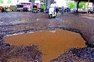 Dirt roads in the rainy season | रिमझिम पावसाने रस्त्याला खड्डे Dirt roads in the rainy season | रिमझिम पावसाने रस्त्याला खड्डे
