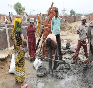 Thousands of workers are deprived of labor plans | हजारो बांधकाम कामगार योजनांपासून वंचित Thousands of workers are deprived of labor plans | हजारो बांधकाम कामगार योजनांपासून वंचित