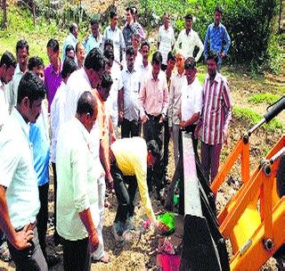 The start of removing the mud of the river | आमना नदीतील गाळ काढण्याला सुरुवात The start of removing the mud of the river | आमना नदीतील गाळ काढण्याला सुरुवात