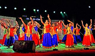 R. M. While presenting Kathak dance at the group's cultural arts festival, | आर. एम. ग्रुपच्या सांस्कृतिक कला महोत्सवात कथक नृत्य सादर करताना विद्यार्थिनी.