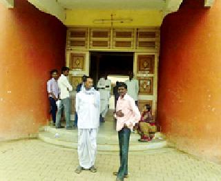 Jivati tehsil office in the wind | जिवतीचे तहसील कार्यालय वाऱ्यावर Jivati tehsil office in the wind | जिवतीचे तहसील कार्यालय वाऱ्यावर