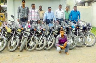 An amount of Rs 2.65 lakh seized with 11 bikes | ११ दुचाकींसह २.६५ लाखांचा मुद्देमाल जप्त An amount of Rs 2.65 lakh seized with 11 bikes | ११ दुचाकींसह २.६५ लाखांचा मुद्देमाल जप्त