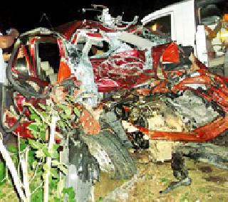 A container-car crash killed four people on the spot | कंटेनर-कार अपघातात चार जागीच ठार A container-car crash killed four people on the spot | कंटेनर-कार अपघातात चार जागीच ठार
