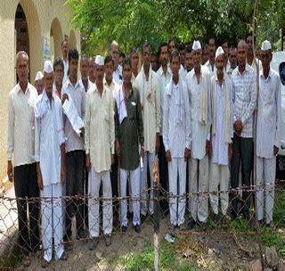 Give seeds for sowing seeds! | दुबार पेरणीकरिता बियाणे द्या!