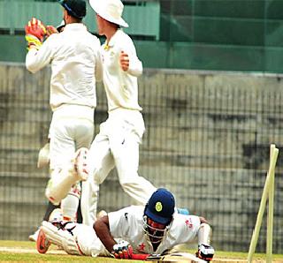 Host conflict to avoid defeat | पराभव टाळण्यासाठी यजमानांचा संघर्ष Host conflict to avoid defeat | पराभव टाळण्यासाठी यजमानांचा संघर्ष
