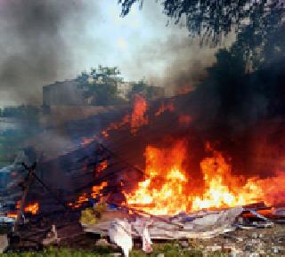 A haunted house selling ganja burned by angry citizens | संतप्त नागरिकांनी जाळला गांजा विक्रीचा अड्डा