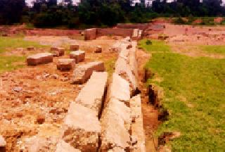 The wall of the dam was carried away in the rain | पावसात वाहून गेली बंधाऱ्याची भिंत