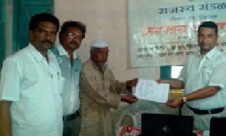 The 'online' seven-day festival in Tivasa taluka will begin on Saturday | तिवसा तालुक्यात ‘आॅनलाईन’ सातबाऱ्यास शनिवारपासून सुरुवात The 'online' seven-day festival in Tivasa taluka will begin on Saturday | तिवसा तालुक्यात ‘आॅनलाईन’ सातबाऱ्यास शनिवारपासून सुरुवात