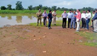 Inspection of water works by the Commissioner | आयुक्तांकडून जलयुक्त शिवारच्या कामांची पाहणी