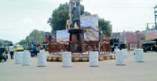 Discipline of transport to barricades, drums | ‘बॅरिकेट्स, ड्रम’ लावणार वाहतुकीला शिस्त
