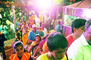 The crowd gathered in the temple for the fourth anniversary | संकष्टी चतुर्थीनिमित्त मंदिरांत गर्दी