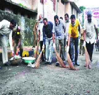 Bodies in the hands of the commissioners | आयुक्तांंच्या हाती झाडू