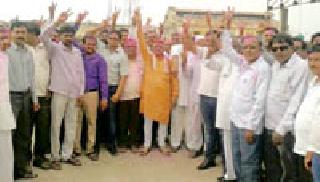 BJP batsmen bat-balls and salute pumps | भाजपची आष्टीत बल्लेबल्ले तर सेलूत भोपळा