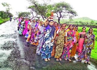 The devotees of Dhondgavavarni Wadi walk towards the fort | धोंडगव्हाणच्या वाडीतील भाविक गडाकडे पायी रवाना