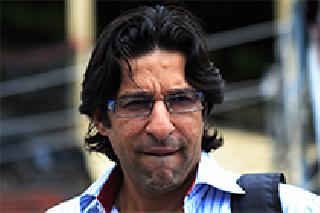 Firing on former cricketer Wasim Akram's car | माजी क्रिकेटपटू वासीम अक्रमच्या गाडीवर गोळीबार