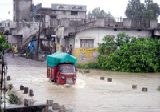 Five Wardha's five doors were opened | निम्न वर्धाची पाच दारे उघडली Five Wardha's five doors were opened | निम्न वर्धाची पाच दारे उघडली