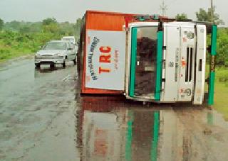 कंटेनर उलटला...