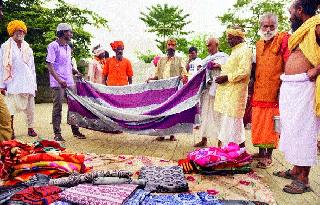 In the Sadhugram, the 'Road Goods' | साधुग्राममध्ये ‘रस्ते का माल’ In the Sadhugram, the 'Road Goods' | साधुग्राममध्ये ‘रस्ते का माल’