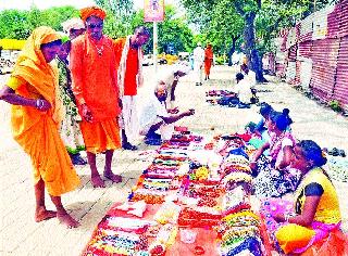 In the Sadhugram, the 'Road Goods' | साधुग्राममध्ये ‘रस्ते का माल’ In the Sadhugram, the 'Road Goods' | साधुग्राममध्ये ‘रस्ते का माल’