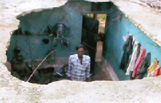 Indira's house collapsed slab | इंदिरा आवासच्या घरकुलाचा स्लॅब कोसळला Indira's house collapsed slab | इंदिरा आवासच्या घरकुलाचा स्लॅब कोसळला