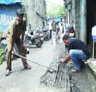 Municipal corporation's challenge to downshore buildings | अतिधोकादायक इमारती खाली करण्यासाठी पालिकेची धडपड