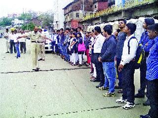 Training of students volunteers by the police | विद्यार्थी स्वयंसेवकांची पोलिसांकडून रंगीत तालीम Training of students volunteers by the police | विद्यार्थी स्वयंसेवकांची पोलिसांकडून रंगीत तालीम