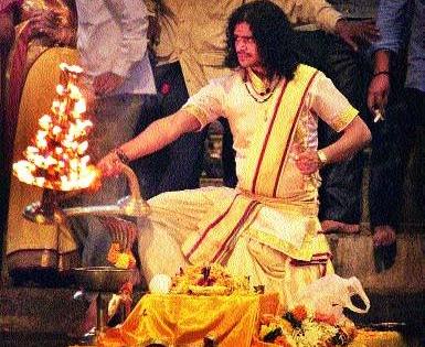 Bright Goddess: Traditional Vesachi Aarti from Brahmavand | उजळला गोदाकाठ : ब्रह्मवृंदांकडून पारंपरिक वेशात आरती