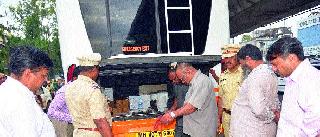 Private vehicle inspection by the bomb detection squad | खासगी वाहनांची बॉम्बशोधक पथकाकडून पाहणी Private vehicle inspection by the bomb detection squad | खासगी वाहनांची बॉम्बशोधक पथकाकडून पाहणी