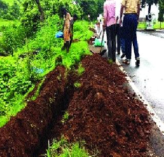 Excavation on the highway due to digging! | खोदकामामुळे महामार्गावर अपघात ! Excavation on the highway due to digging! | खोदकामामुळे महामार्गावर अपघात !