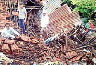 Two houses collapsed in Rajurabazar due to overflowing power | अतिपावसामुळे राजुराबाजार येथील दोन घरे जमीनदोस्त Two houses collapsed in Rajurabazar due to overflowing power | अतिपावसामुळे राजुराबाजार येथील दोन घरे जमीनदोस्त