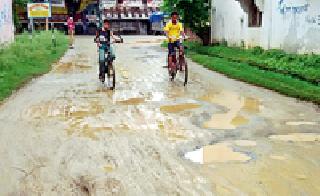 Yashwantgram became dusty | यशवंतग्राम झाले खड्डेमय Yashwantgram became dusty | यशवंतग्राम झाले खड्डेमय