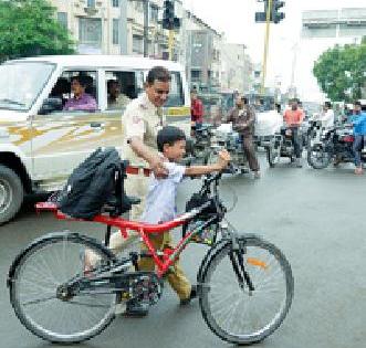 Hands of help: | मदतीचा हात : Hands of help: | मदतीचा हात :