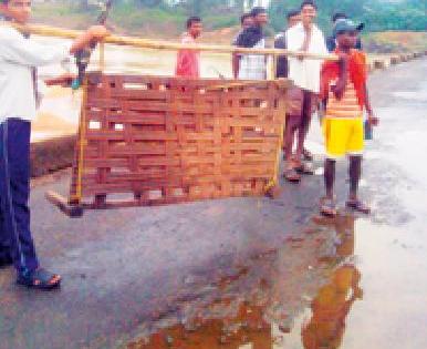 The wheel of 108 patients was stopped due to lack of roads | रस्त्याअभावी १०८ रूग्णवाहिकेचे चाक थांबलेलेच