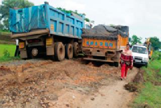 The road to Markandudev Road, flagged by Chichdohar Barrage vehicles | चिचडोह बॅरेजच्या वाहनांनी लावली मार्कंडादेव रस्त्याची वाट