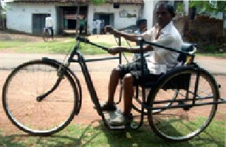 Life goes on defeating the disability | अपंगत्वावर मात करुन ओंकार ओढतो जीवनाचा गाडा Life goes on defeating the disability | अपंगत्वावर मात करुन ओंकार ओढतो जीवनाचा गाडा