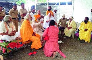 Forcible occupation plot; Mahanta has the understanding of Gyandas | जबरदस्तीने प्लॉटचा कब्जा; महंताला ग्यानदासांची समज Forcible occupation plot; Mahanta has the understanding of Gyandas | जबरदस्तीने प्लॉटचा कब्जा; महंताला ग्यानदासांची समज